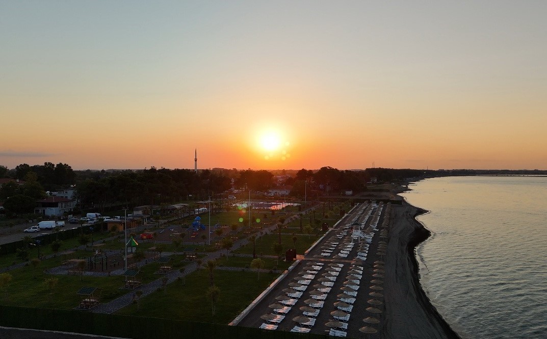 KARADENİZ KIYISINDA DOĞAYLA İÇ İÇE YENİ YAŞAM ALANI: MİLİÇ KADINLAR PLAJI VE HAVUZU HİZMETTE