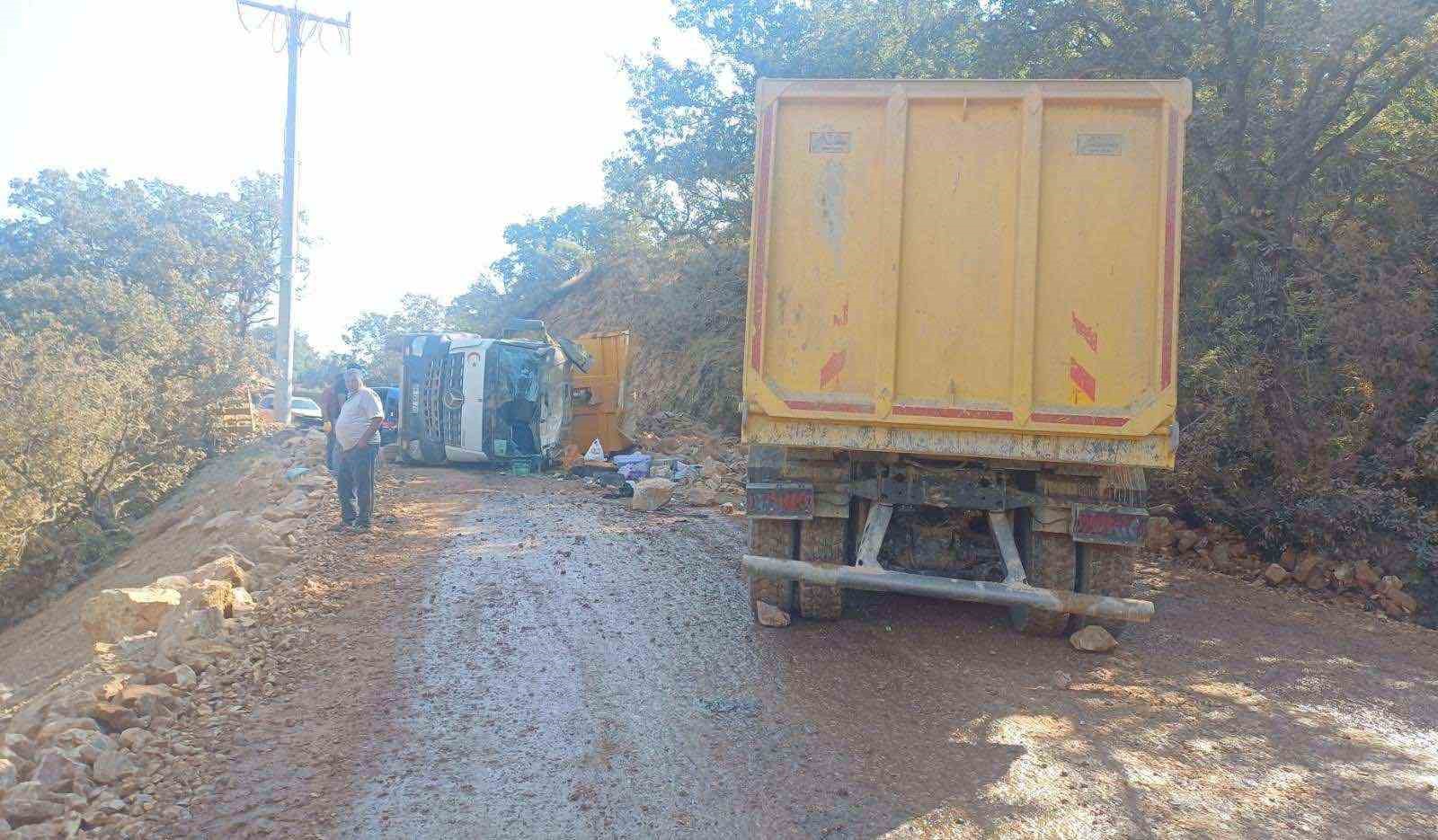 BİLECİK’TE 2 KAMYON KAFA KAFAYA ÇARPIŞTI, 2 YARALI