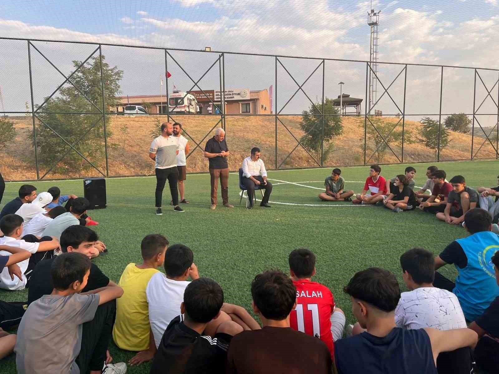 DİCLE KAYMAKAMI ATIŞ, GENÇLERLE BİR ARAYA GELDİ