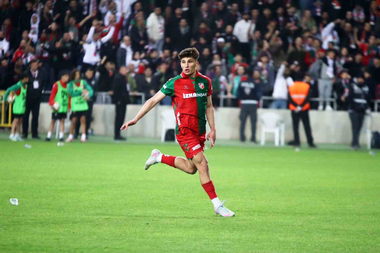 KARŞIYAKA, 3 OYUNCUYLA YOLLARINI AYIRMAYA HAZIRLANIYOR