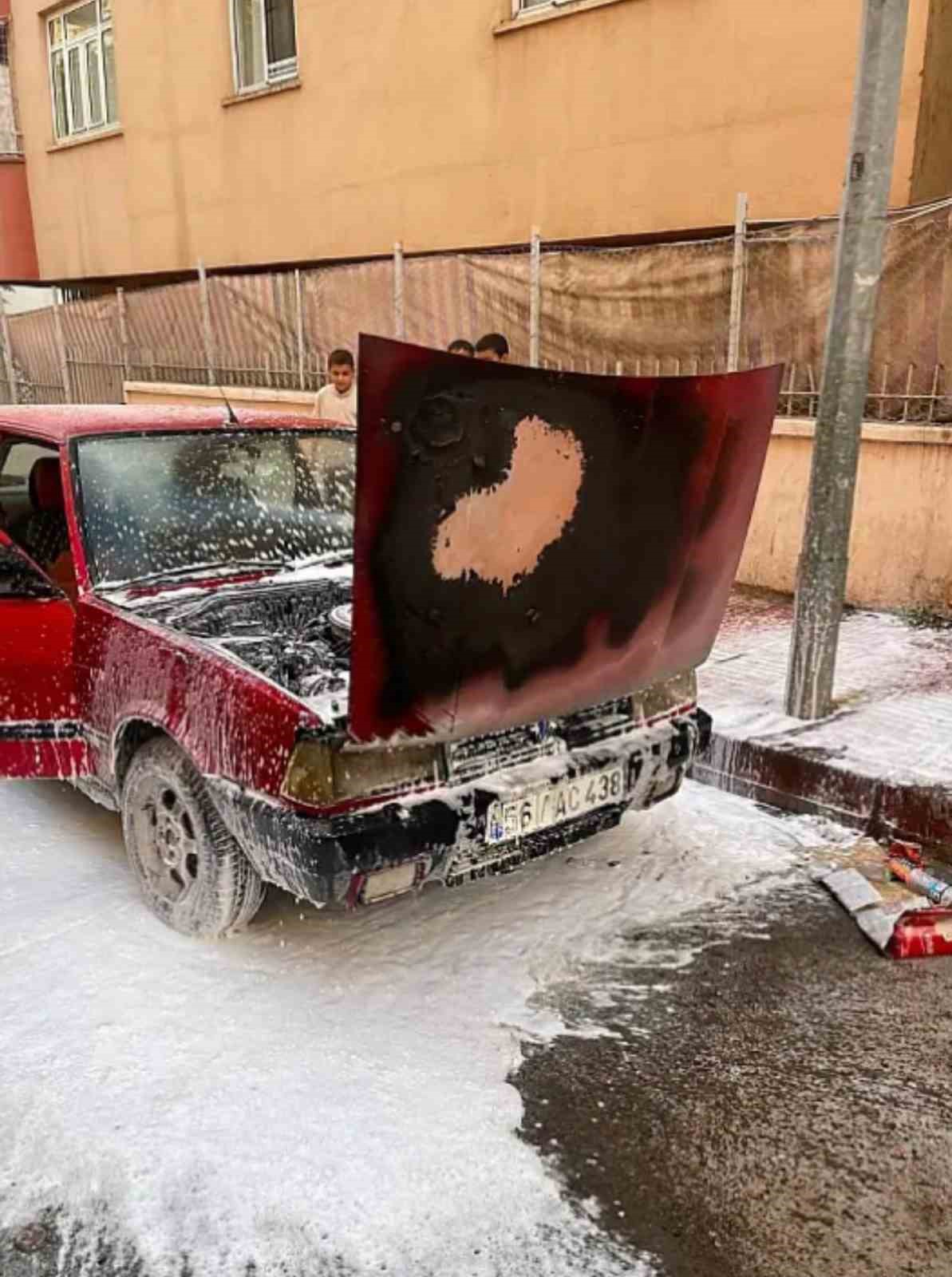 SİİRT’TE PARK HALİNDEKİ OTOMOBİL ALEVLERE TESLİM OLDU