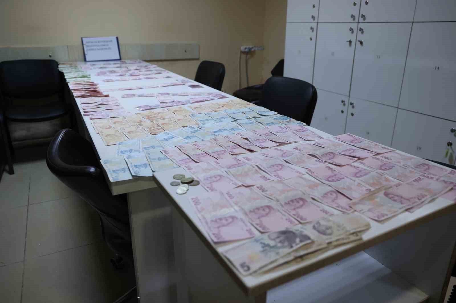 ANTALYA’DA YAKALANAN DİLENCİNİN ÜZERİNDEN 17 BİN TL ÇIKTI