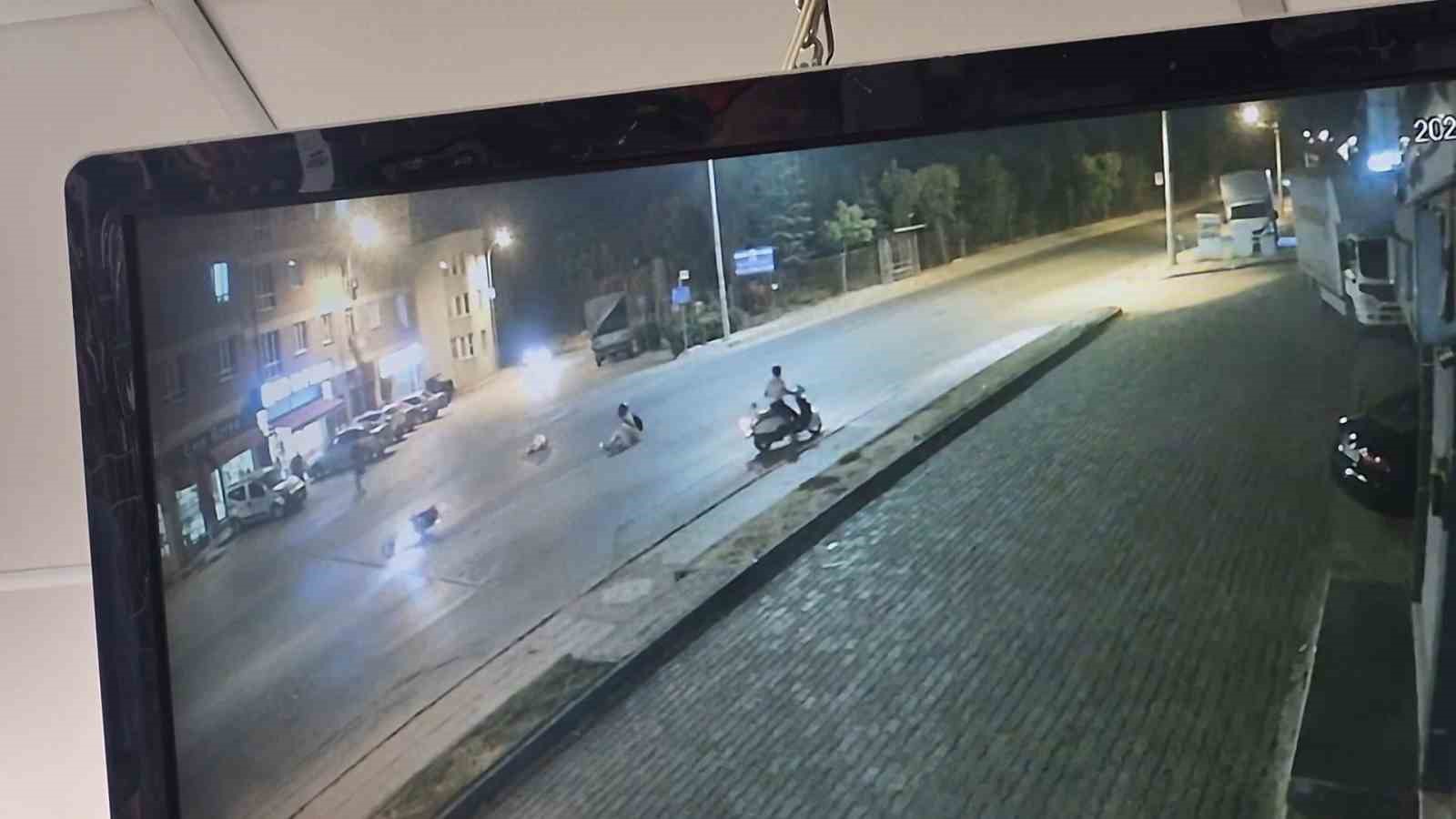 KARŞIDAN KARŞIYA GEÇMEYE ÇALIŞAN ÇOCUĞA MOTOSİKLETİN ÇARPTIĞI KAZA KAMERADA