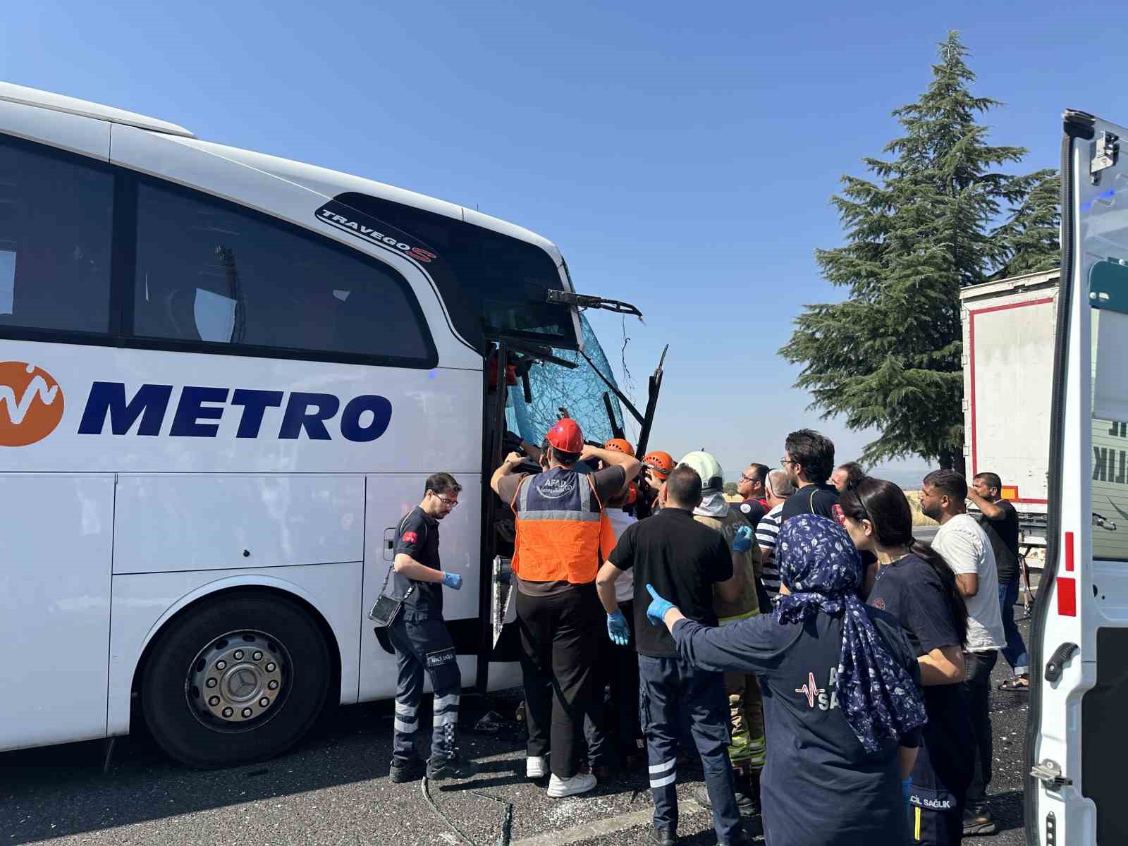 UŞAK’TA YOLCU OTOBÜSÜNÜN KAMYONA ARKADAN ÇARPTIĞI KAZADA AĞIR YARALANAN MUAVİN HAYATINI KAYBETTİ