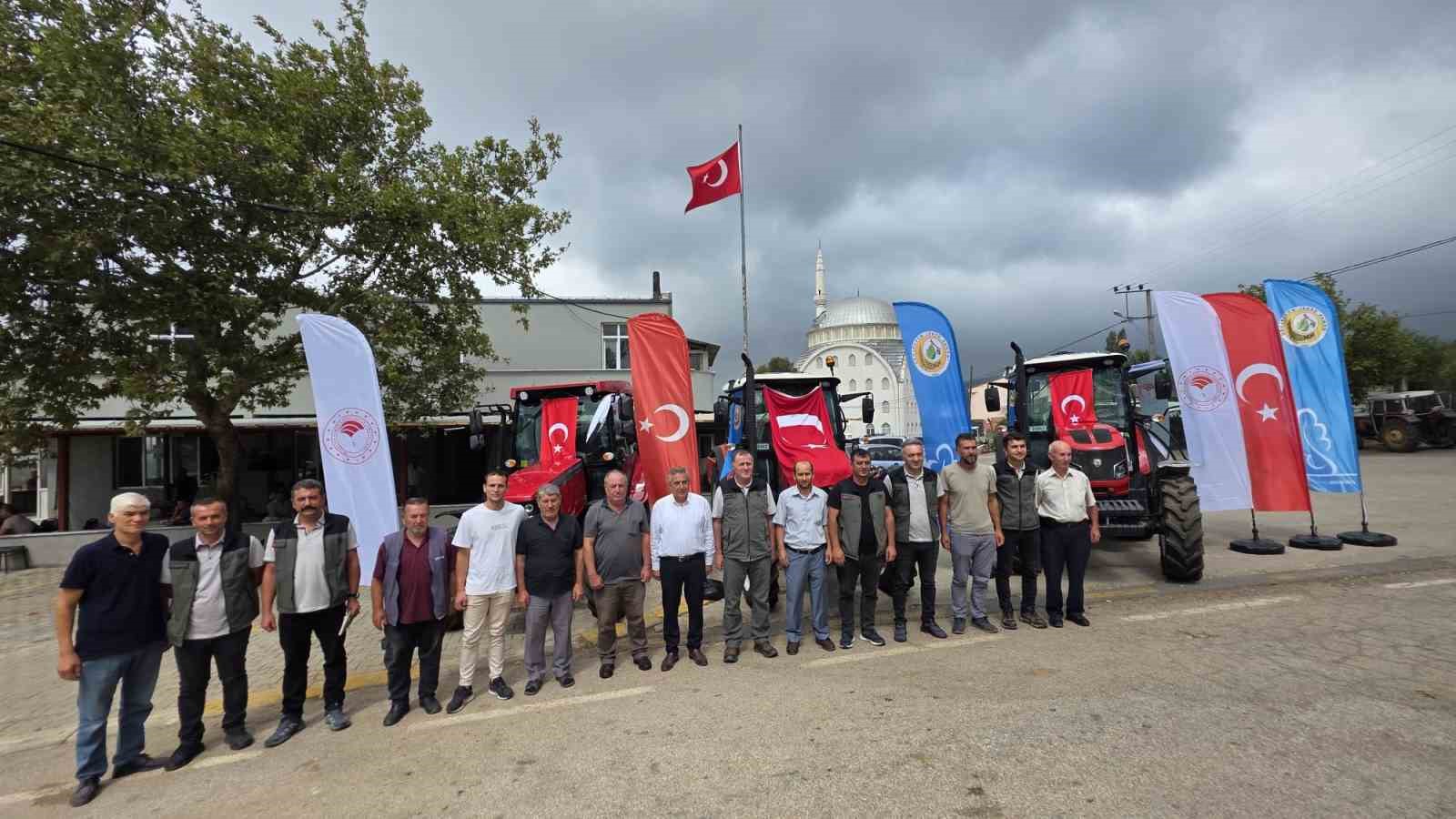DEDEOBA’DA ORKÖY DESTEĞİYLE 3 TRAKTÖR HAK SAHİPLERİNE TESLİM EDİLDİ
