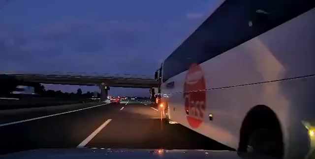 BOLU’DA KORKU DOLU ANLAR: OTOBÜS KAZA YAPTIRDI, AİLENİN ÇIĞLIKLARI KAMERAYA YANSIDI
