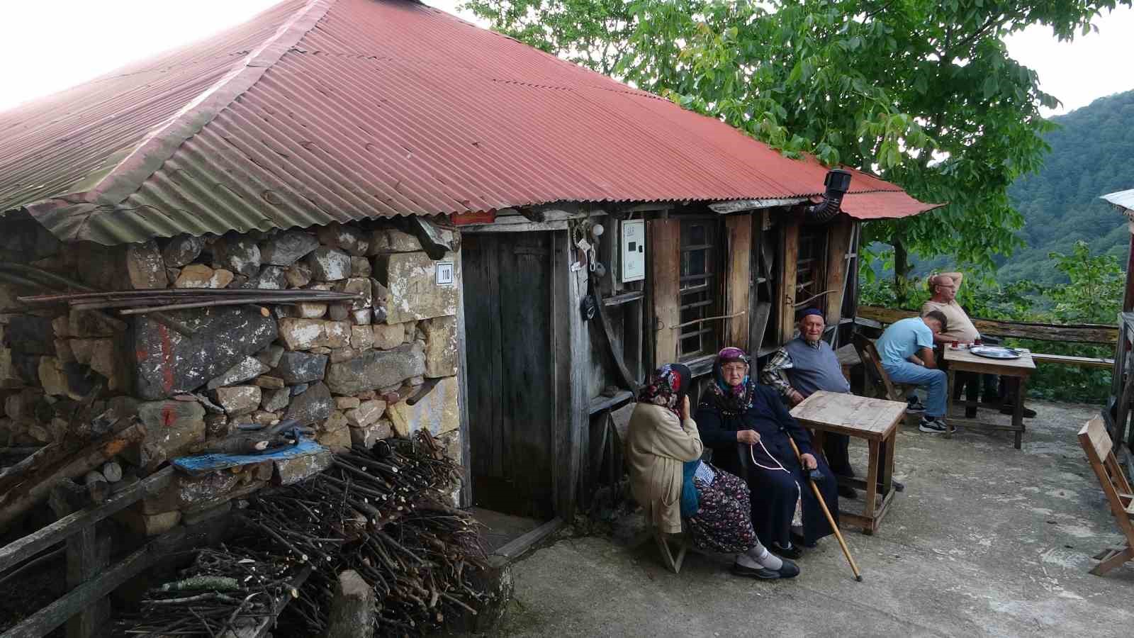 GİRESUN’DA 70 YILLIK KAHVEHANEYİ YAŞATAN OSMAN KOYUN HAYATINI KAYBETTİ