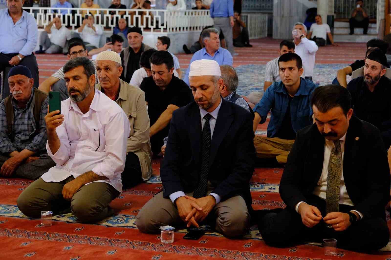 VAN ULU CAMİ’DE EZANLARIN GÜZEL SESİ YANKILANDI