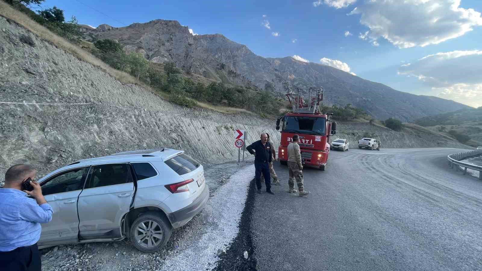 HAKKARİ-VAN KARAYOLUNDA TRAFİK KAZASI: 3 YARALI