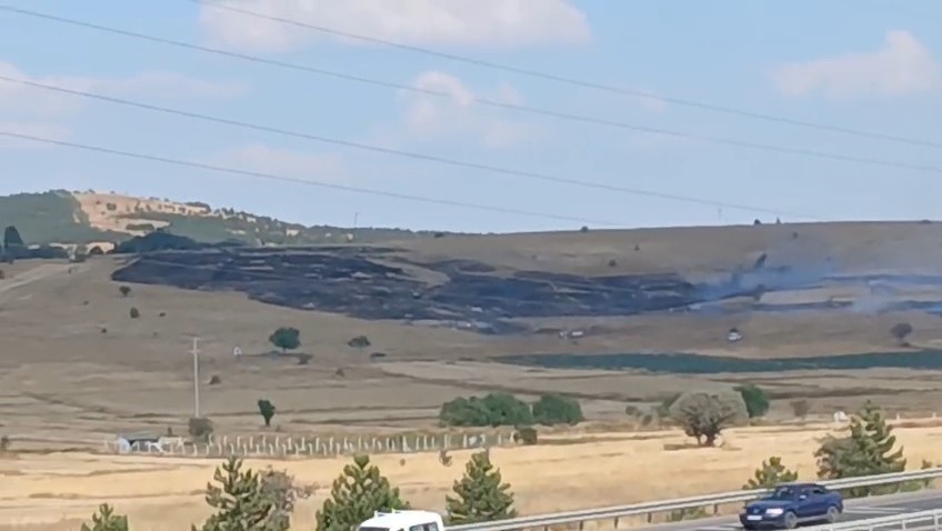 KÜTAHYA’DA OTLUK ALANDA ÇIKAN YANGIN BEKÇİ KULÜBESİNE SIÇRADI