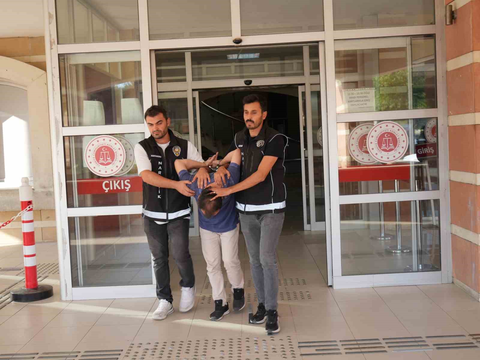 REZİDANSTA İKLİMLENDİRME SİSTEMİ KURARAK UYUŞTURUCU YETİŞTİREN ŞÜPHELİ TUTUKLANDI