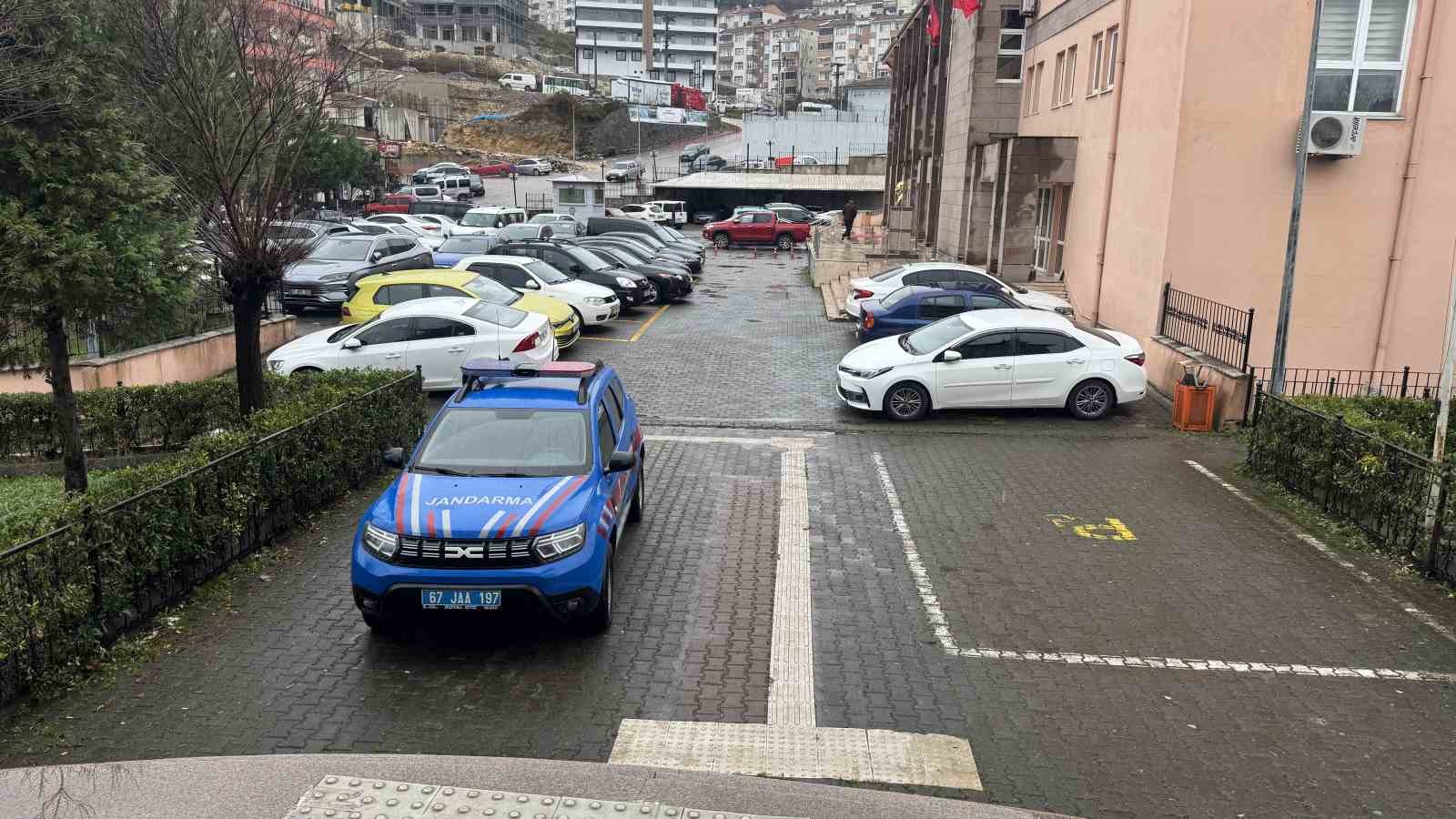 ALAPLI’DA JANDARMADAN FİRARİLERE OPERASYON: 2 HÜKÜMLÜ YAKALANDI