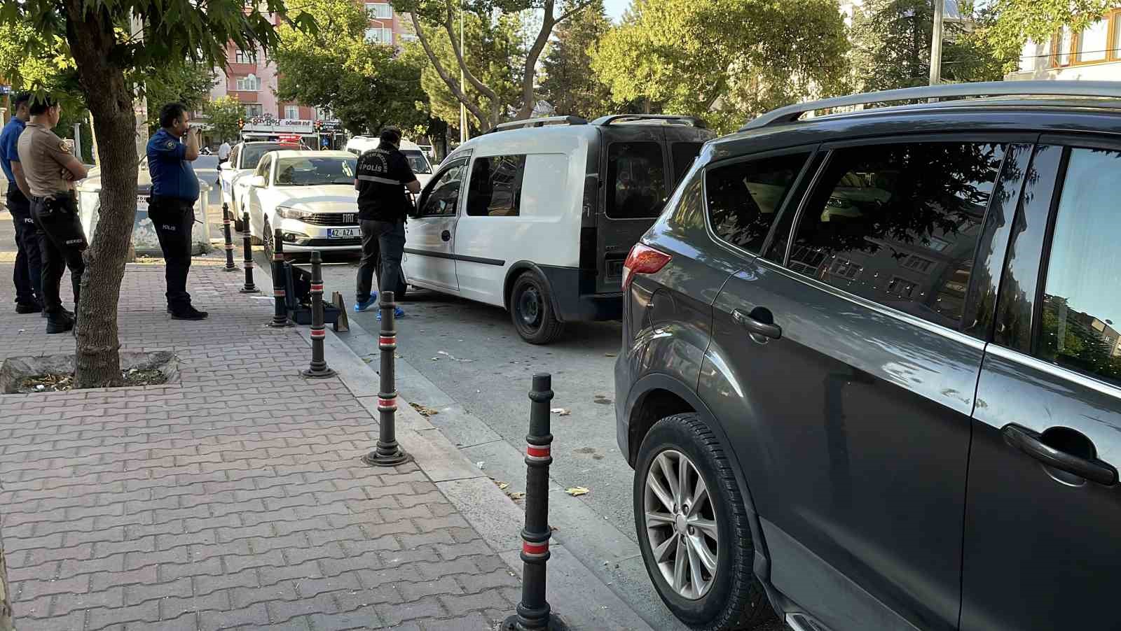 HUSUMETLİSİNİ SOKAK ORTASINDA BIÇAKLAYARAK ÖLDÜRDÜ: SALDIRI ANI KAMERADA