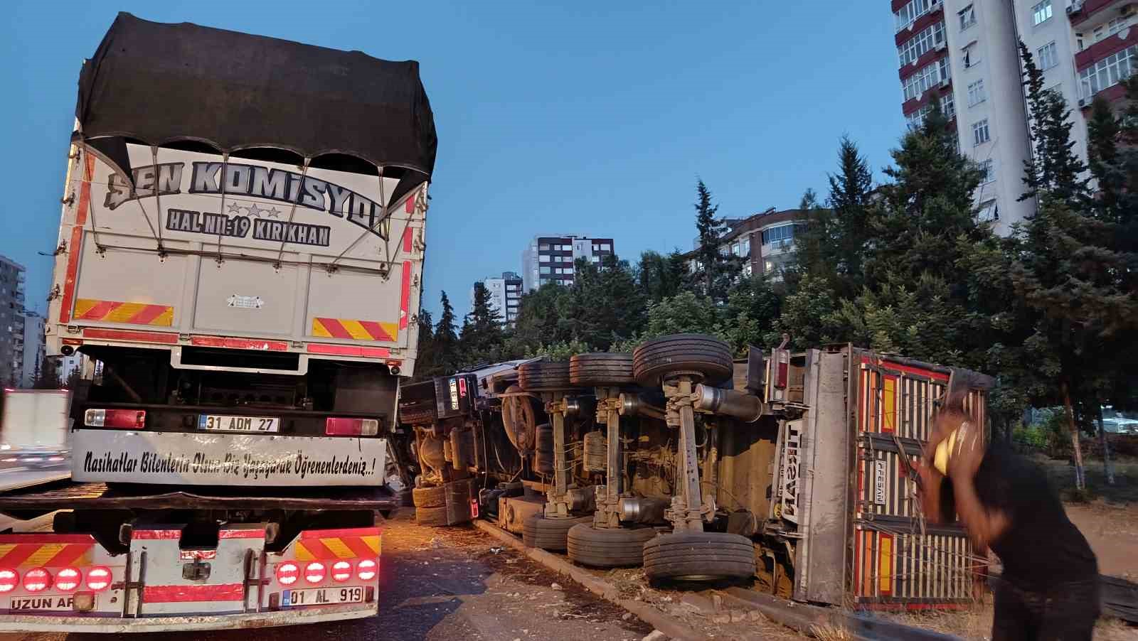 ADANA’DA ZİNCİRLEME TRAFİK KAZASI: 3 YARALI