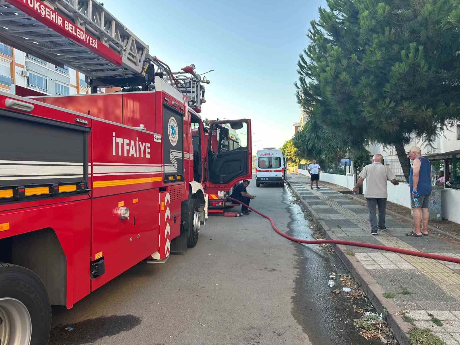 SÜLEYMANPAŞA’DA KORKUTAN YANGIN: 6 KATLI BİNADAN ALEVLER YÜKSELDİ