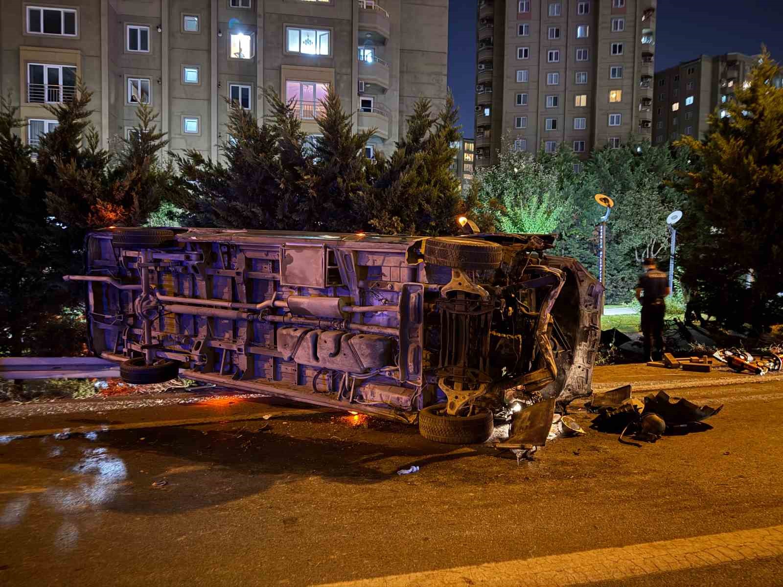ESENLER’DE MAKAS ATAN MİNİBÜS ZİNCİRLEME KAZAYA NEDEN OLDU: 1 ÖLÜ, 5 YARALI