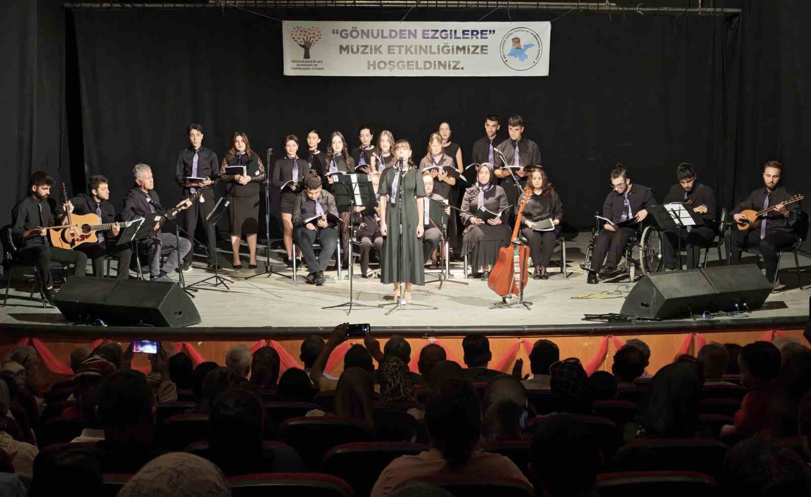 AHLAT’TA "GÖNÜLDEN EZGİLERE" GECESİ: ÖZEL BİREYLER VE ÖĞRENCİLERDEN UNUTULMAZ KONSER