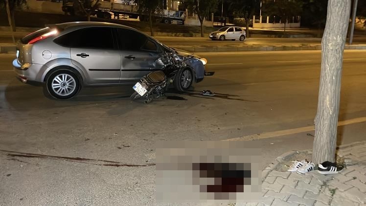 MOTOSİKLET OTOMOBİLE OK GİBİ SAPLANDI: 1 ÖLÜ, 1 YARALI