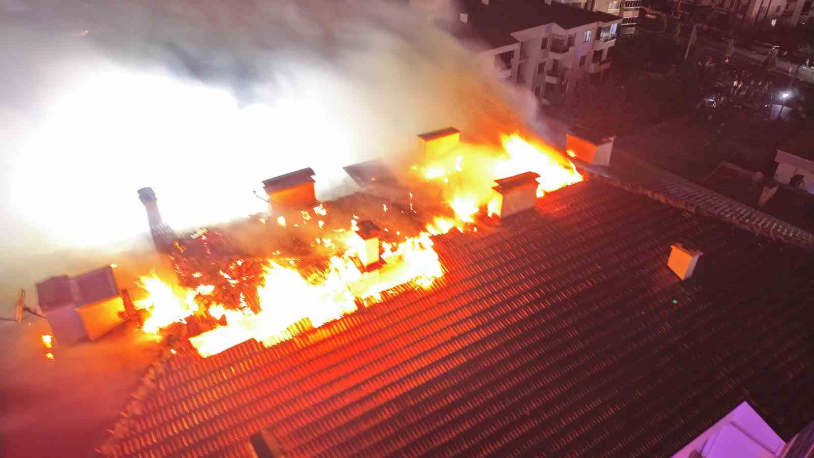 ELEKTRİK PANOSUNDA ÇIKAN YANGIN APARTMANIN ÇATISINI SARDI: O ANLAR KAMERADA