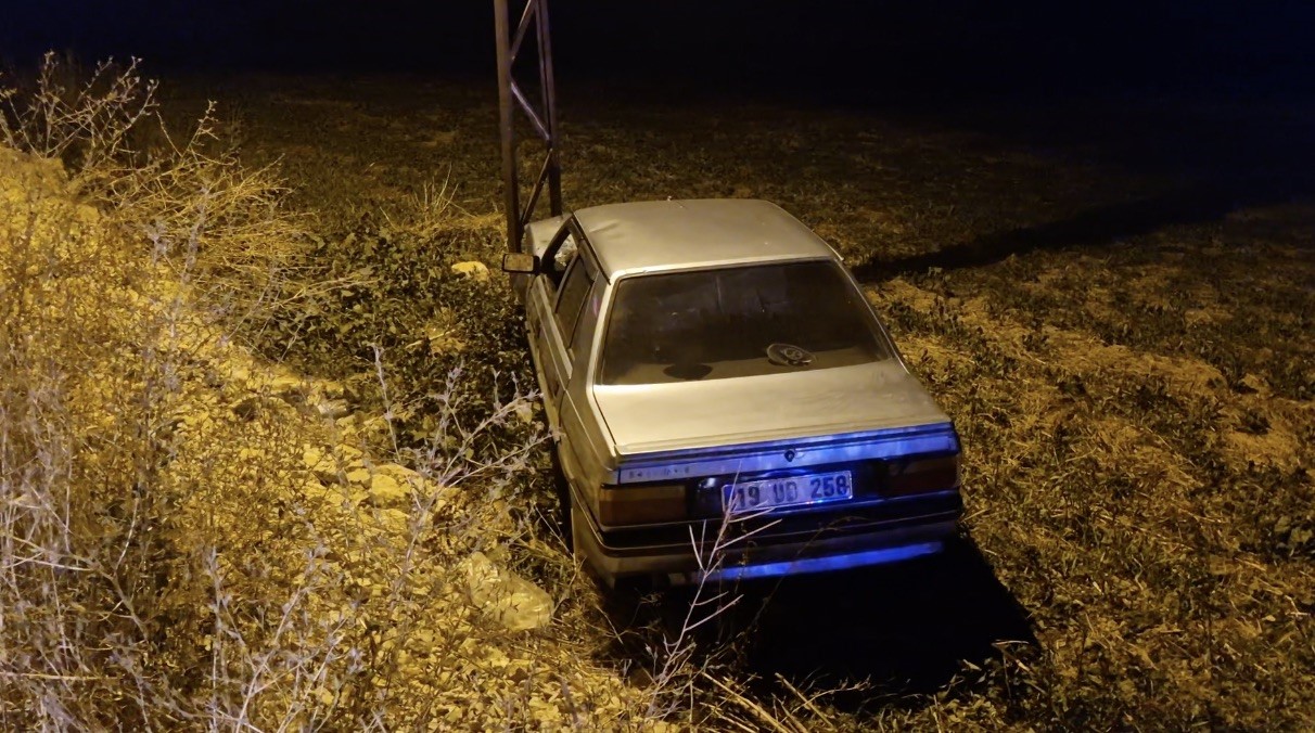 ÇORUM’DA OTOMOBİL TARLAYA UÇTU: 1 YARALI