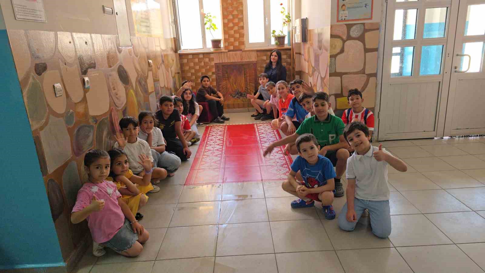 YAZ TATİLİNDE ELLERİNE TABLET DEĞİL TUVAL VE FIRÇA ALDILAR