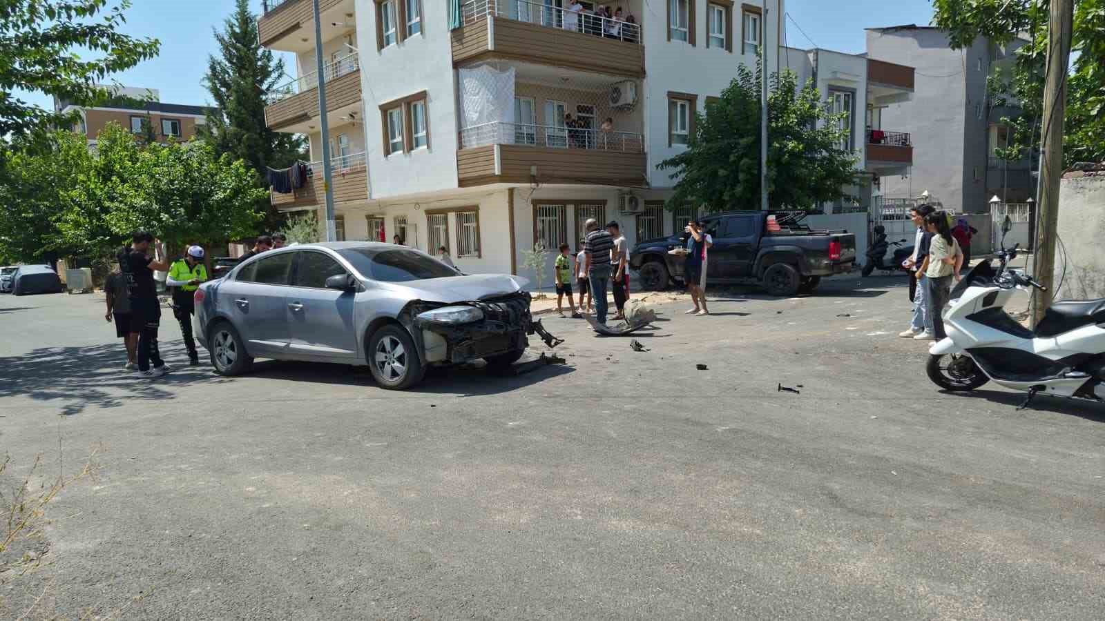 PİKAP İLE OTOMOBİL ÇARPIŞTI: 1 YARALI