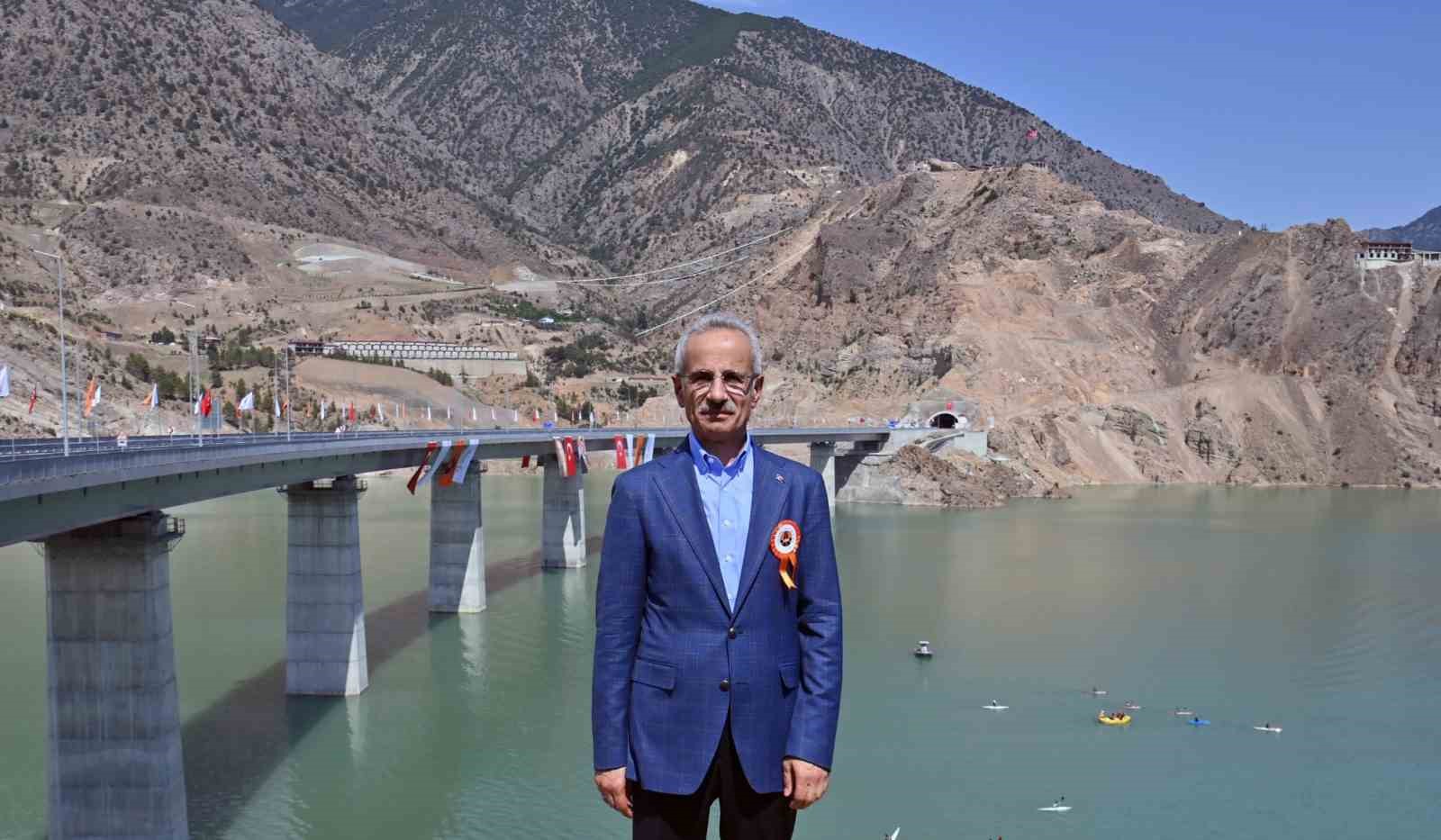 BAKAN URALOĞLU: "24 YILDA 519 KİLOMETRE UZUNLUĞUNDA 4 BİN 272 YENİ KÖPRÜ İNŞA ETTİK"