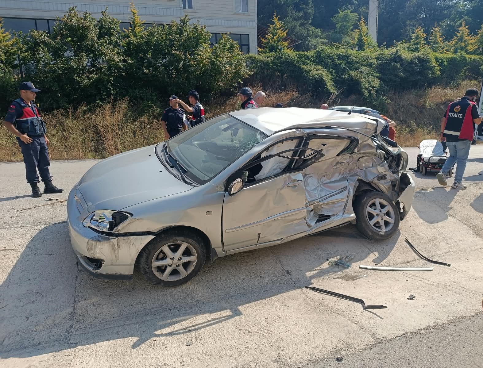 BOLU’DA KAMYON İLE OTOMOBİL ÇARPIŞTI: 3 YARALI