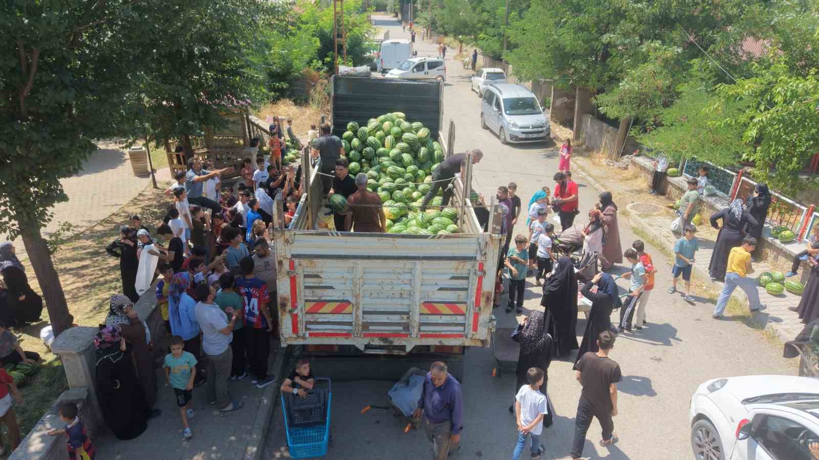 MUŞ KARPUZU 8 MAHALLEDE VATANDAŞLARA ÜCRETSİZ DAĞITILDI