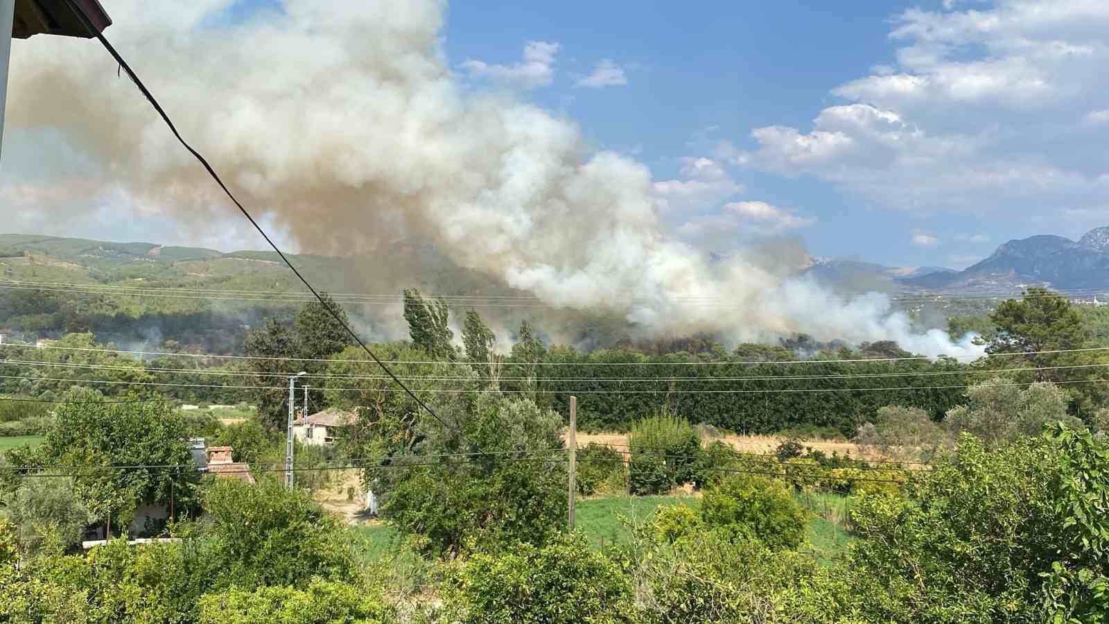SEYDİKEMER’DEKİ ORMAN YANGININA 7 HAVA ARACI İLE MÜDAHALE EDİLİYOR