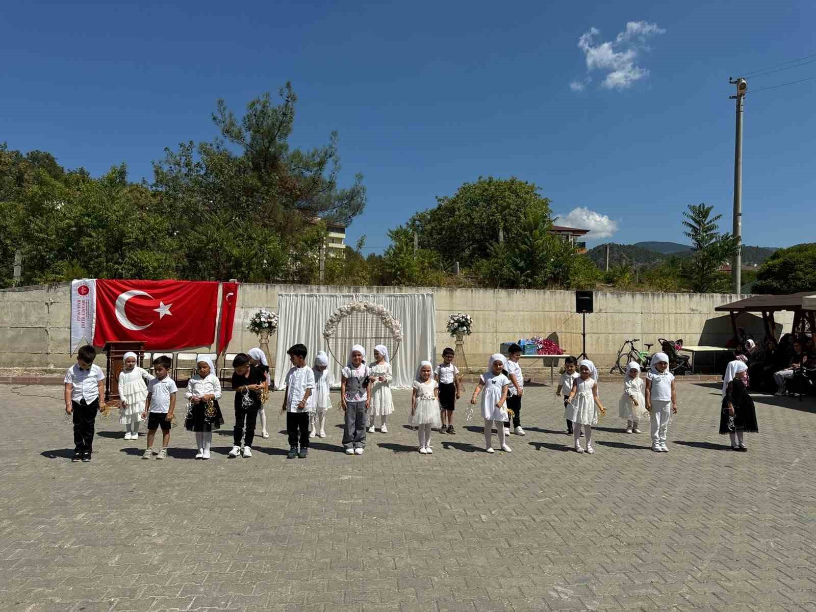 HANÖNÜ’NDE KUR’AN KURSUNU TAMAMLAYAN ÇOCUKLAR İÇİN TÖREN DÜZENLENDİ