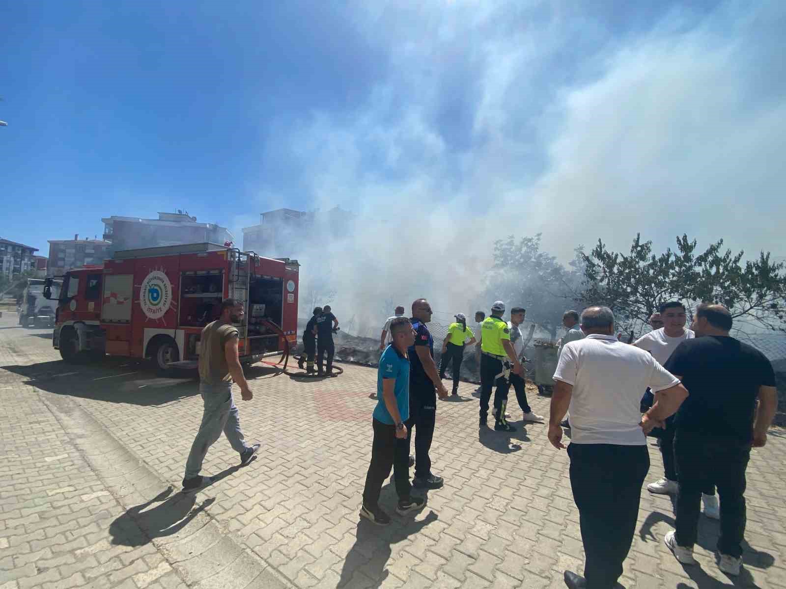 TEKİRDAĞ’DA ARAZİDE BAŞLAYAN YANGIN ARAÇLARA SIÇRADI