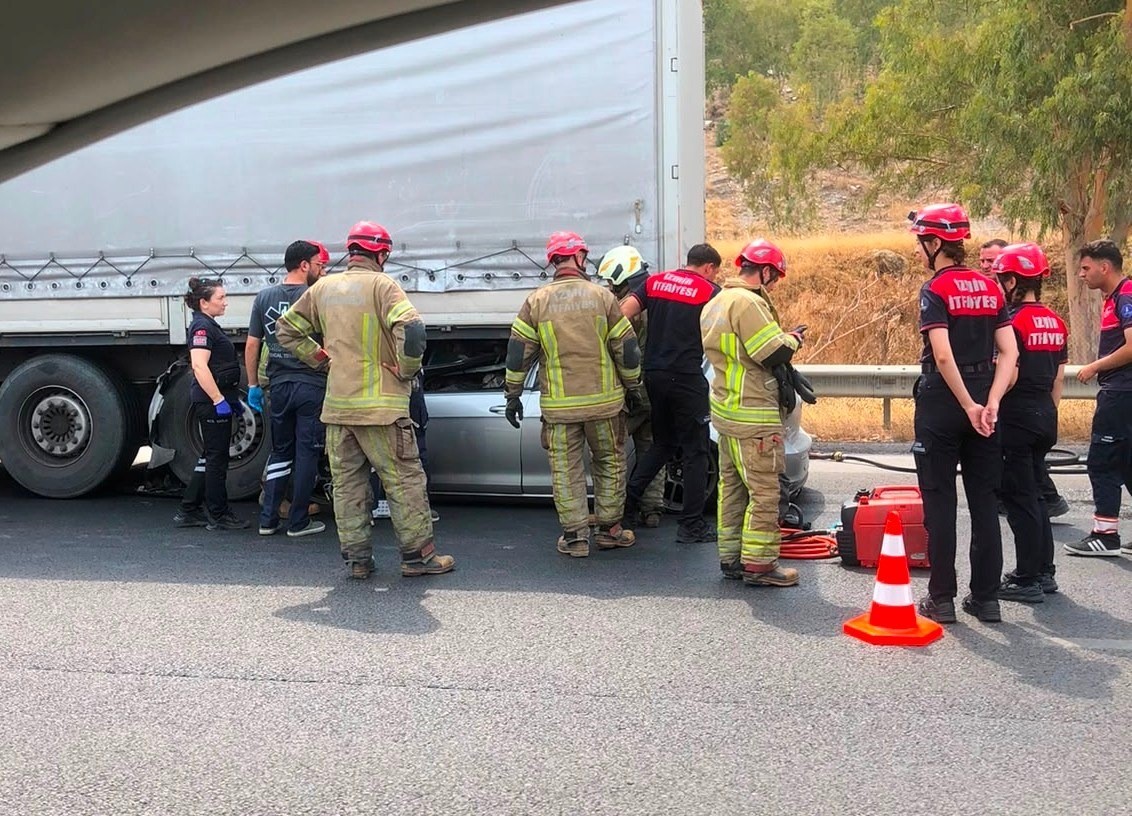 İZMİR’DE FECİ KAZA: TIRA ÇARPAN OTOMOBİLİN SÜRÜCÜSÜ HAYATINI KAYBETTİ