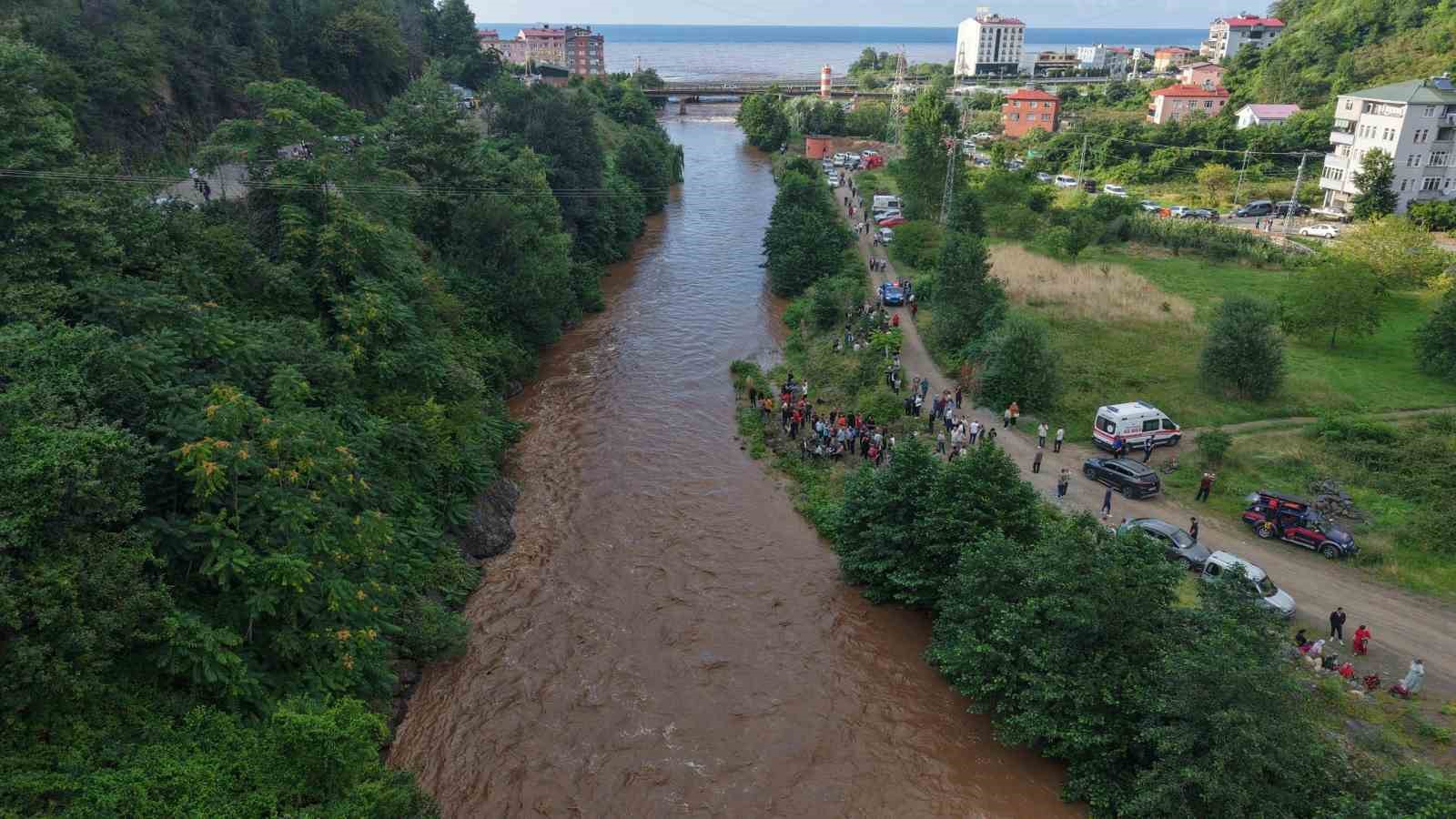 GİRESUN’DA SEL SULARINA KAPILAN ANNE İLE KIZINI ARAMA ÇALIŞMALARI HAVADAN GÖRÜNTÜLENDİ