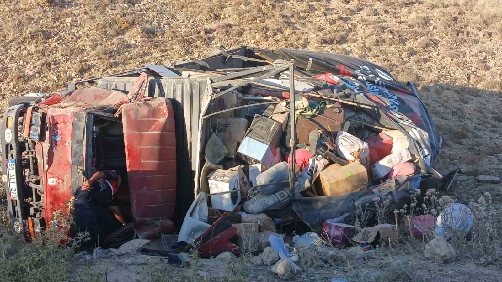 KONTROLDEN ÇIKAN KAMYON DEVRİLDİ, 2 KİŞİ YARALANDI