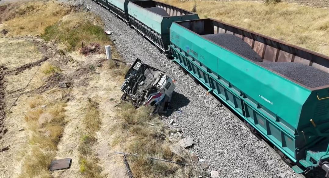 YÜK TRENİ HEMZEMİN GEÇİTTE KAMYONA ÇARPTI: 1 YARALI