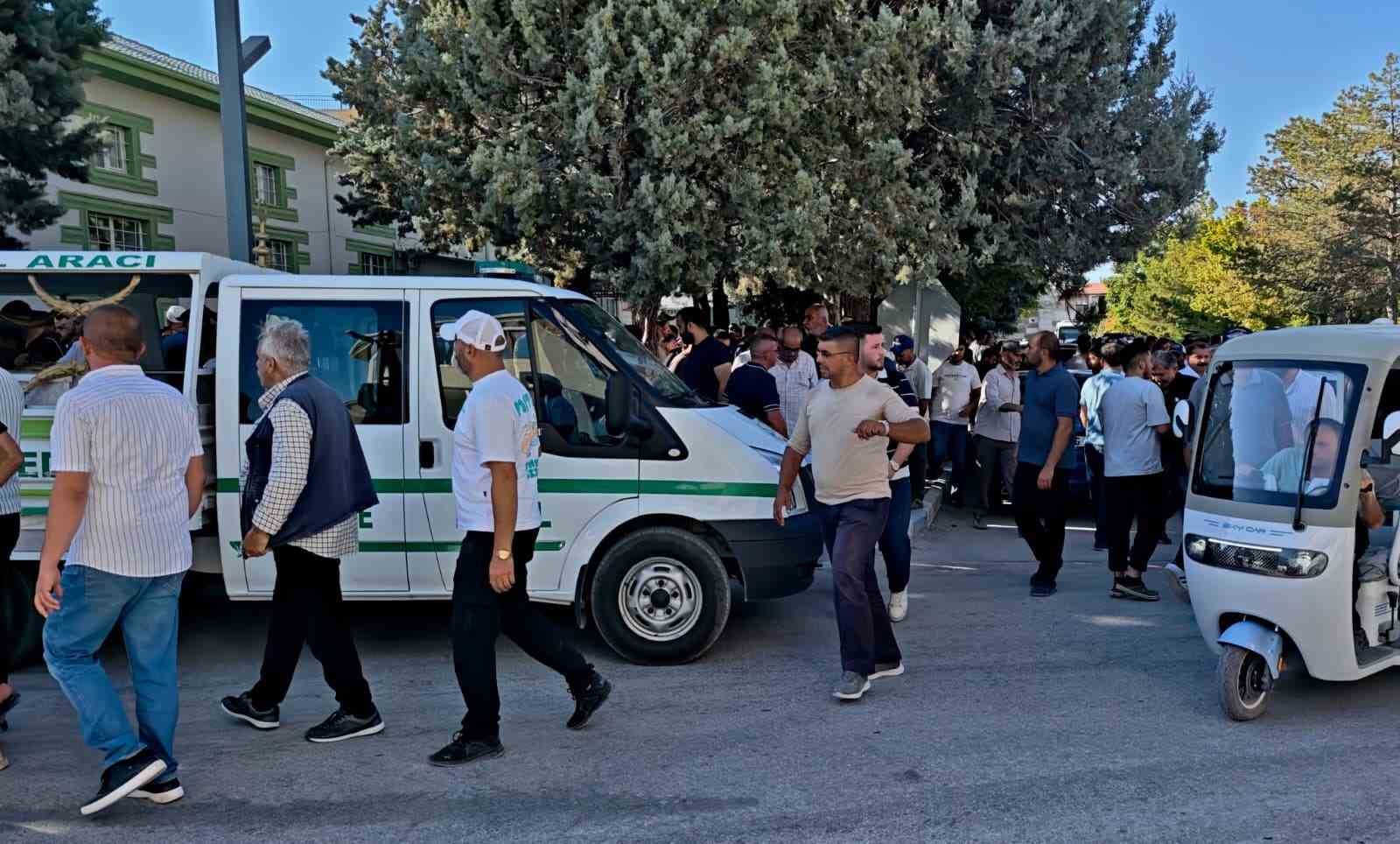 KUYUDA TEMİZLİK YAPARKEN ELEKTRİK AKIMINA KAPILARAK ÖLEN GENÇ TOPRAĞA VERİLDİ