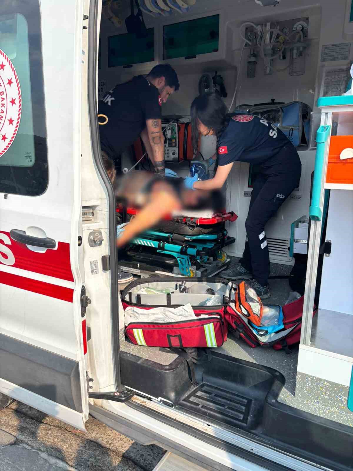 ÖNCE SERVİS ARACINA ARDINDAN TIRA ÇARPAN MOTOSİKLET SÜRÜCÜSÜ AĞIR YARALANDI