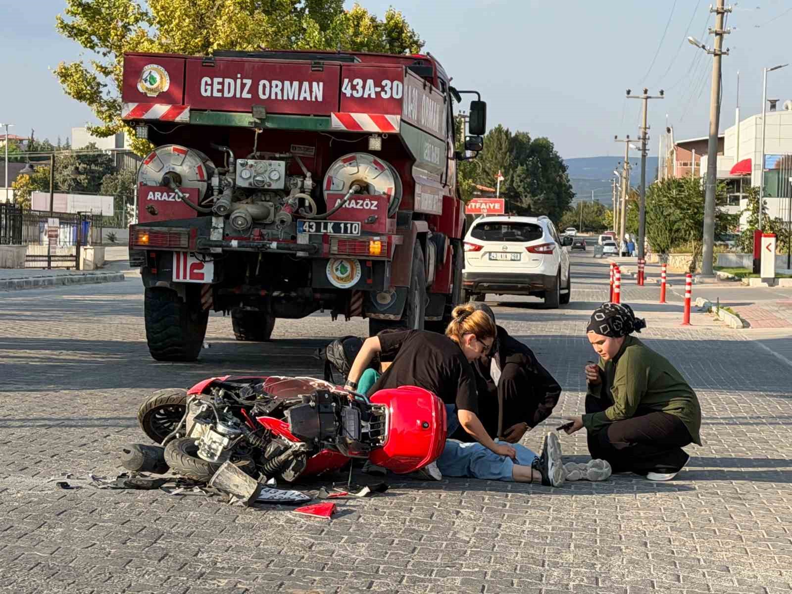 GEDİZ’DE ARAZÖZ İLE MOTOSİKLET ÇARPIŞTI: 1 YARALI