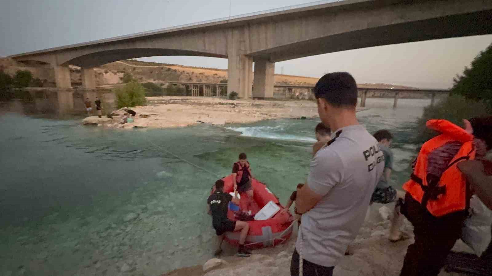 FIRAT NEHRİ’NDE SU SEVİYESİNİN YÜKSELMESİ İLE MAHSUR KALAN 10 KİŞİ KURTARILDI