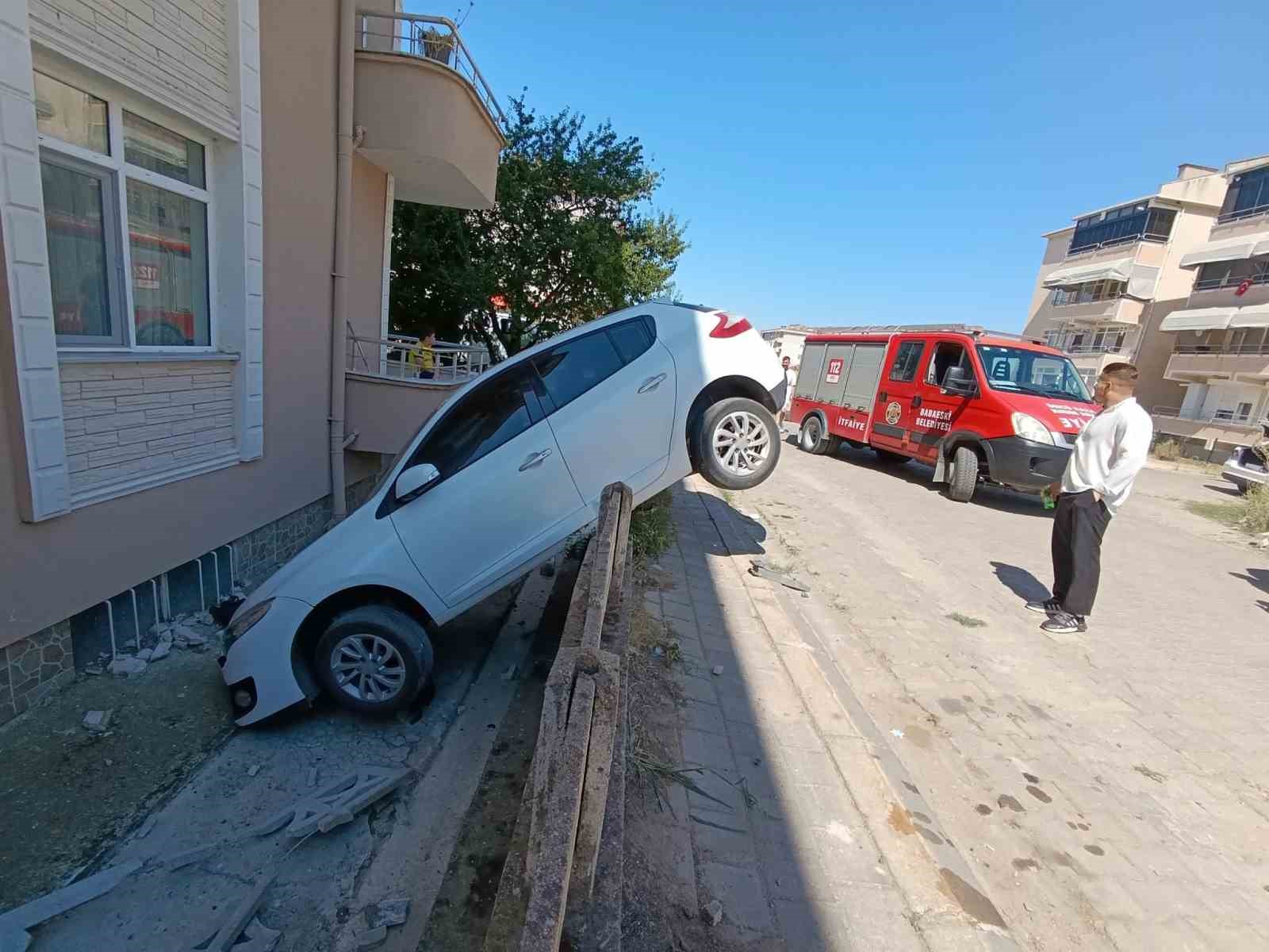OTOMOBİL BAHÇE DUVARINA ASILI KALDI