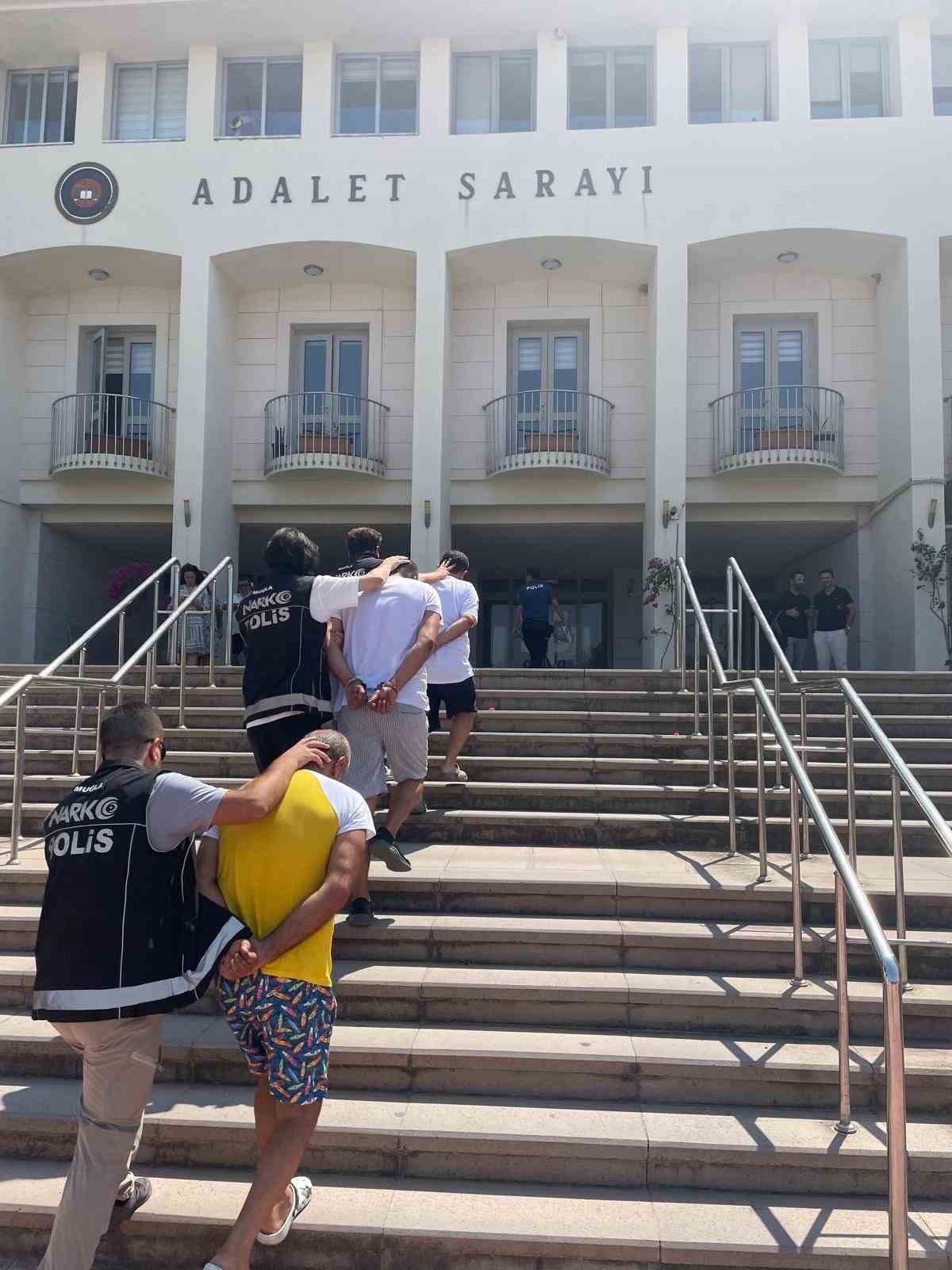 BODRUM’DA UYUŞTURUCU TİCARETİNE SUÇÜSTÜ: 2 ŞÜPHELİ YAKALANDI