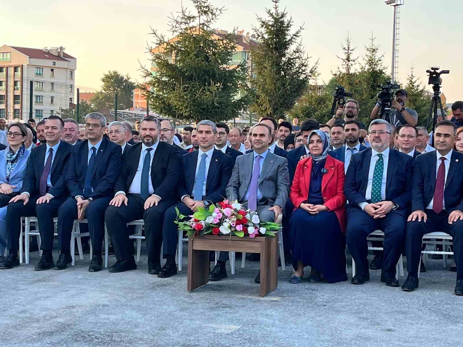 BAKAN KACIR: "HERKES KENDİNE YAKIŞANI YAPAR. BİRİLERİNİN NELER YAPTIKLARINI BİLİYORSUNUZ, TAKİP EDİYORSUNUZ"