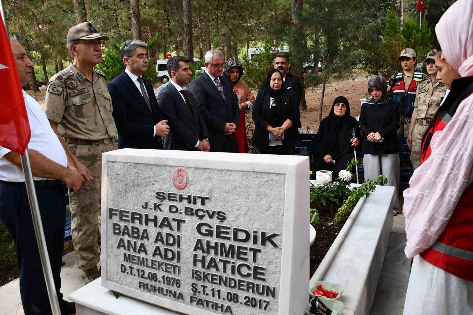 ŞEHİT BAŞÇAVUŞ FERHAT GEDİK MEZARI BAŞINDA ANILDI