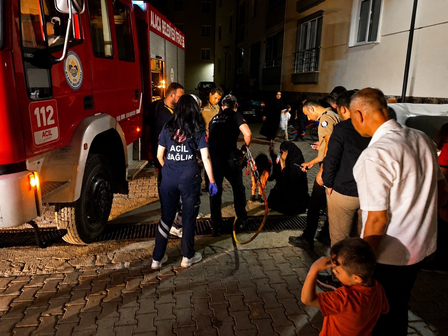 ÇORUM’DA AYAĞI MAZGALA SIKIŞAN ÇOCUĞU İTFAİYE KURTARDI