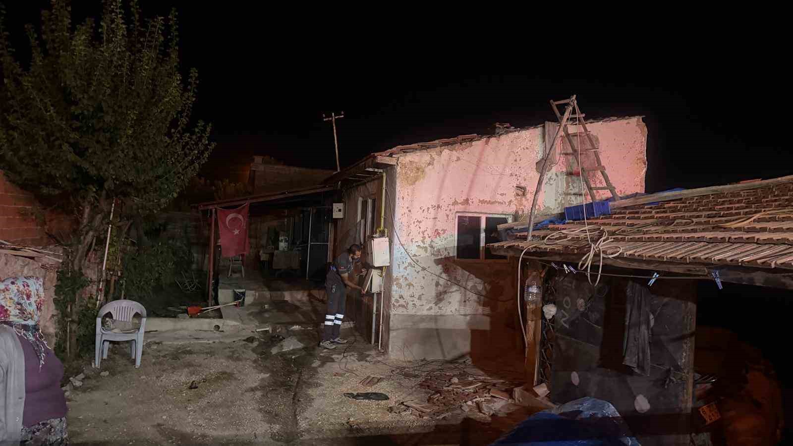 TEK BAŞINA YAŞAYAN 78 YAŞINDAKİ ADAMIN OCAKTA UNUTTUĞU YEMEK EVİ KÜL ETTİ