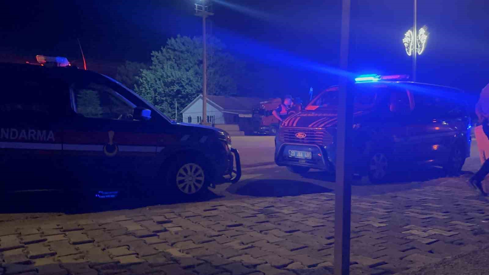 ELAZIĞ’DA BIÇAKLI VE SİLAHLI KAVGA: 3 YARALI