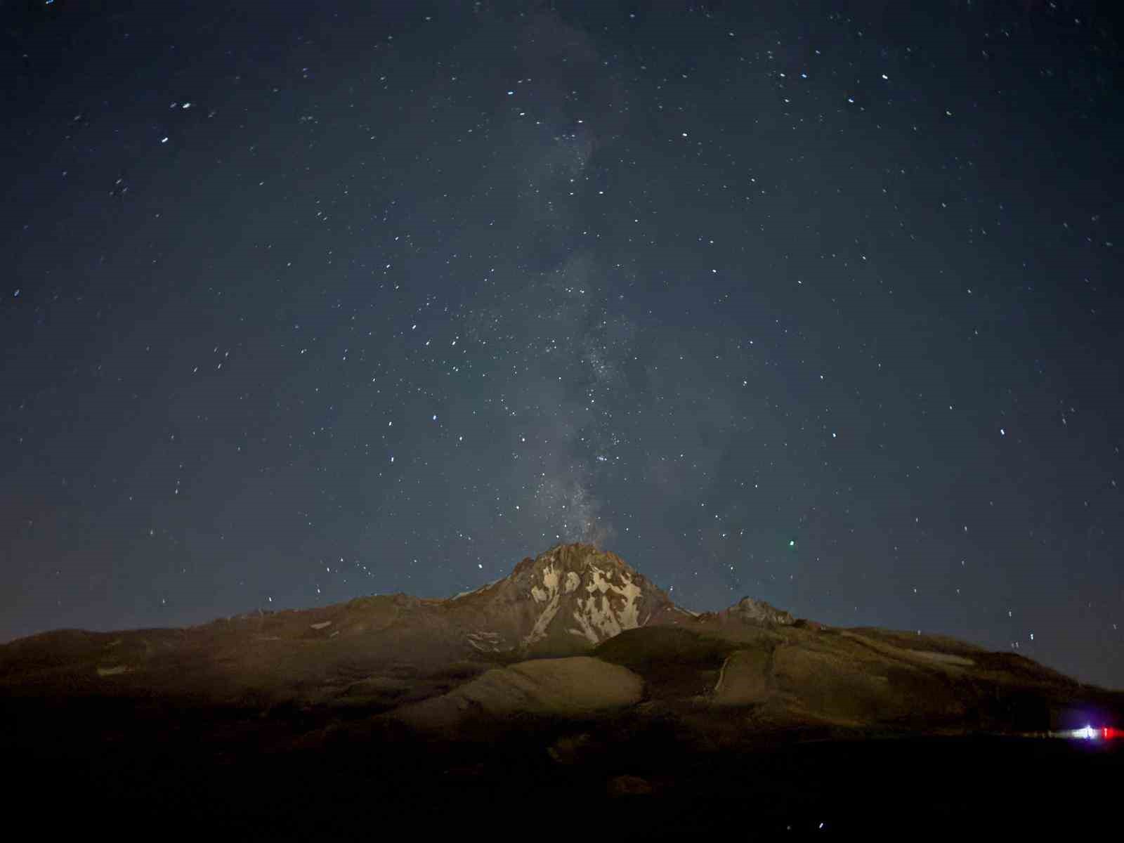 GÖKYÜZÜ TUTKUNLARI, PERSEİD METEOR YAĞMURUNU ERCİYES’TE TAKİP ETTİ