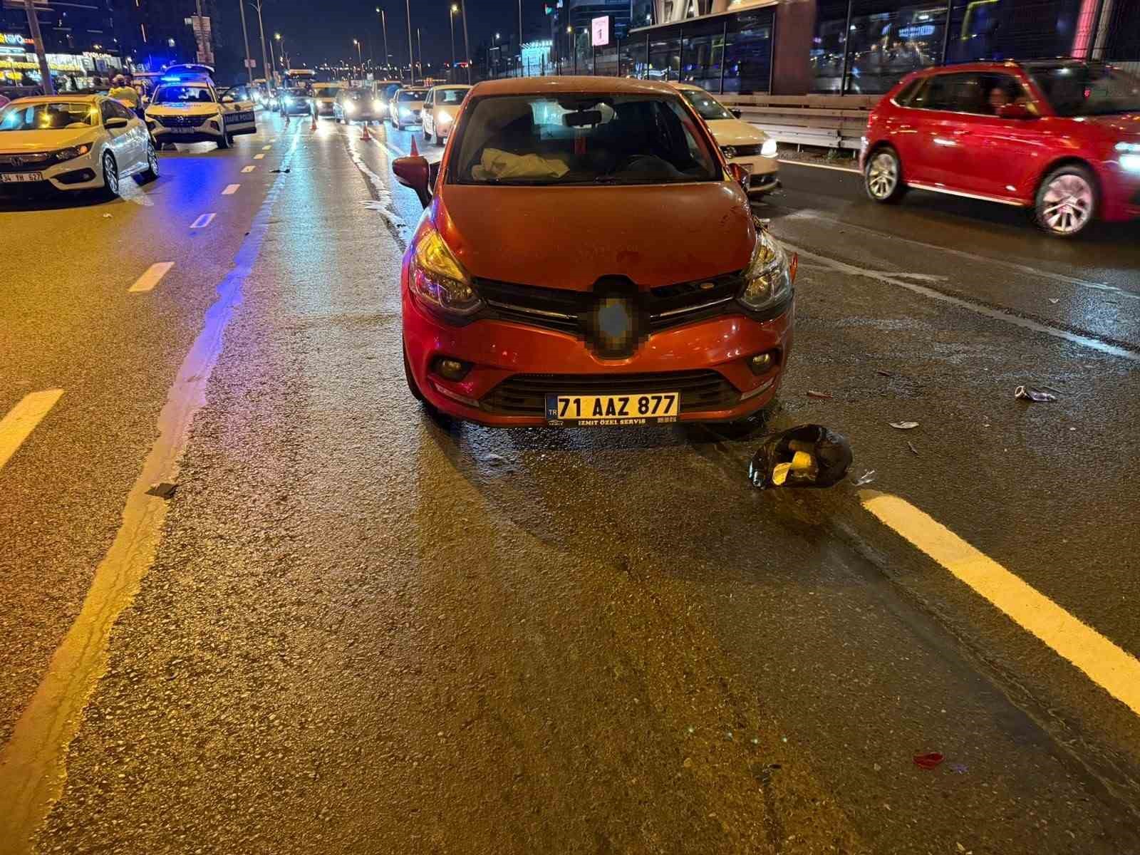 YENİBOSNA METROBÜS DURAĞI MEVKİİNDE ZİNCİRLEME KAZA: 3 YARALI