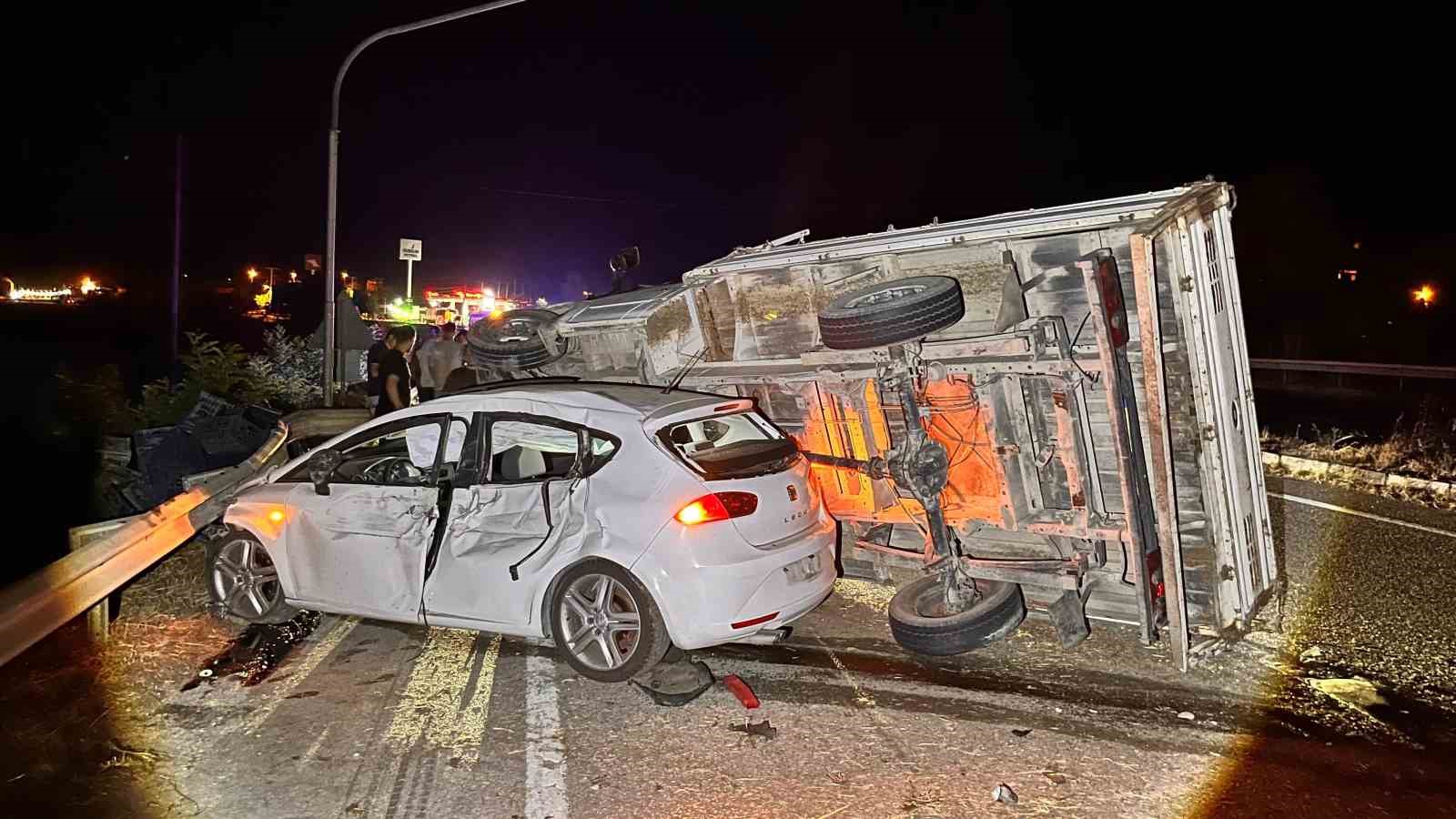 OTOMOBİL İLE KAMYONET ÇARPIŞTI: 1 YARALI